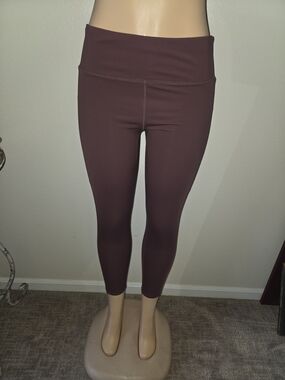 Vuori Maroon High-Rise Capri Leggings